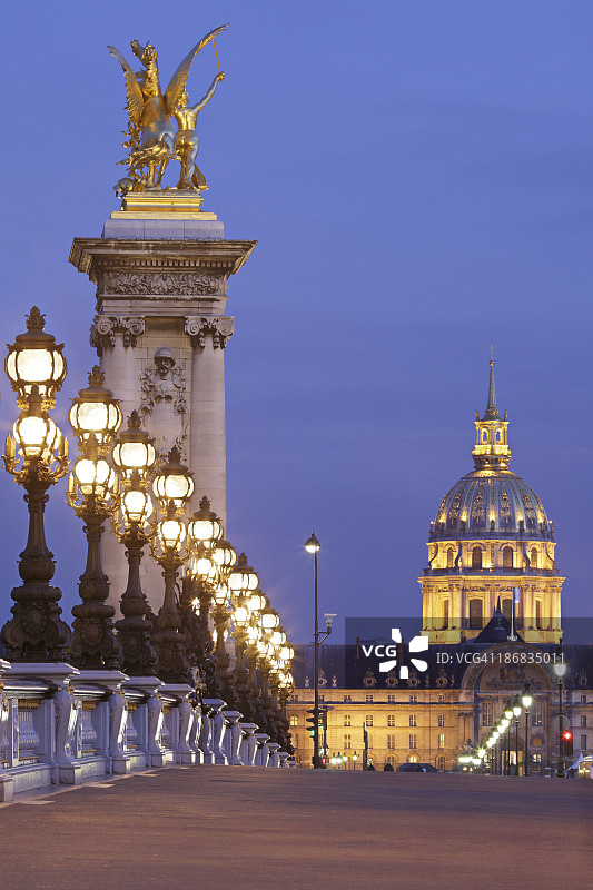 夜幕下的巴黎建筑图片素材