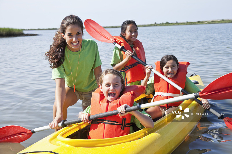 划双人皮划艇的女孩图片素材