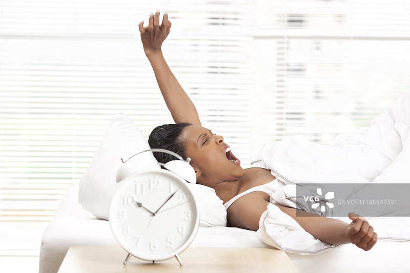 睡到很晚图片素材