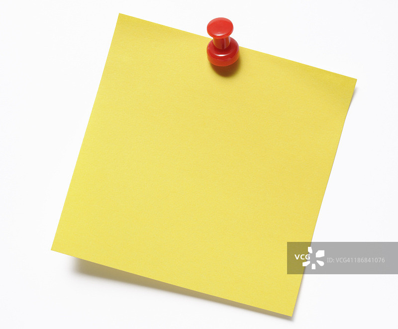 带红色图钉的空白黄色便签纸图片素材