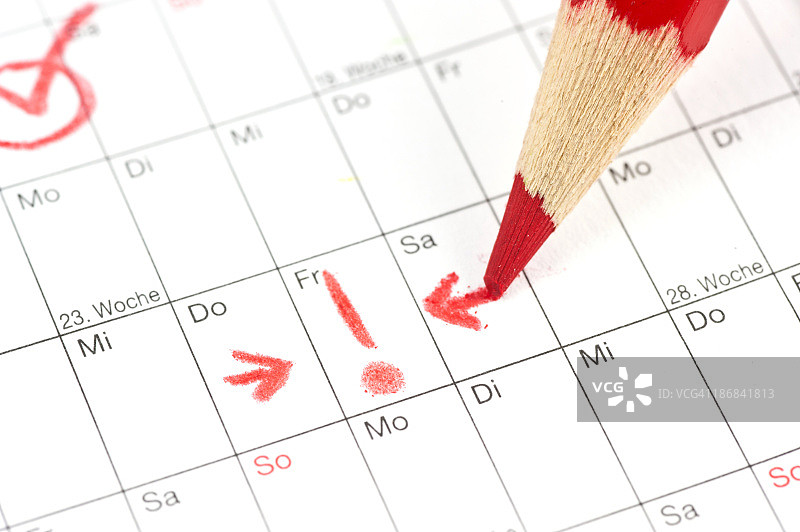 日历 - 红色笔在星期五约会上的感叹号图片素材
