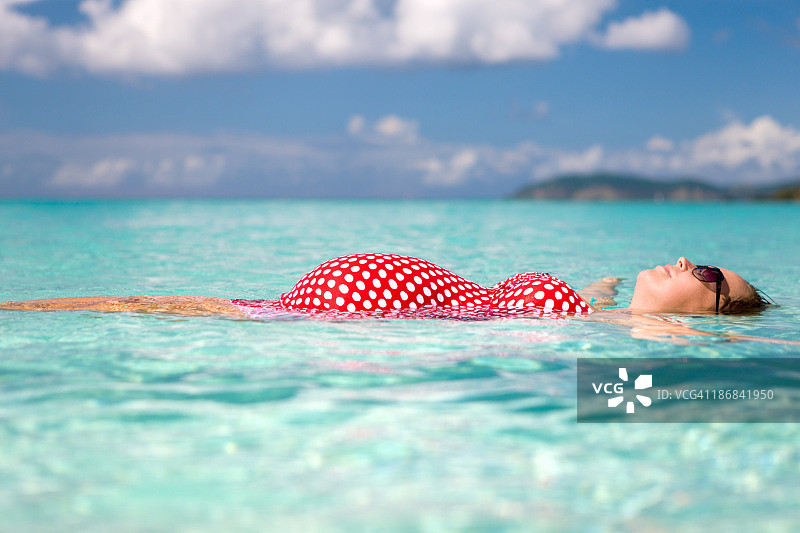 在加勒比海滩上漂浮的孕妇图片素材