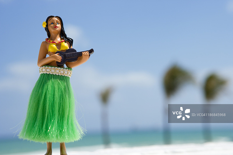 沙滩上的草裙舞女郎雕像图片素材