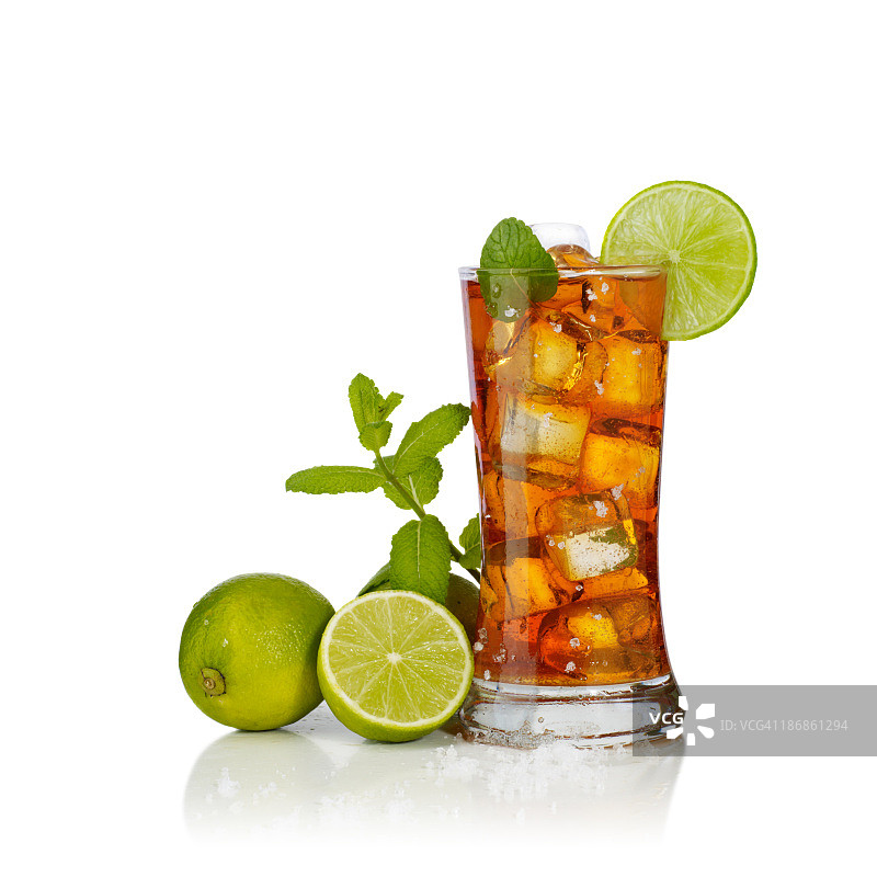 装满冰茶的玻璃杯图片素材