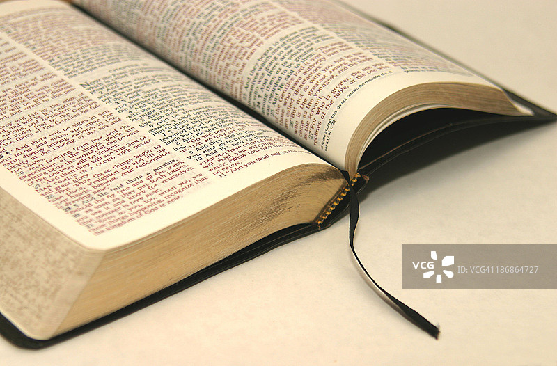 打开的圣经图片素材