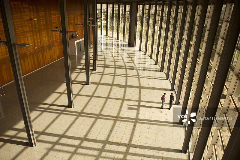 门口交谈图片素材