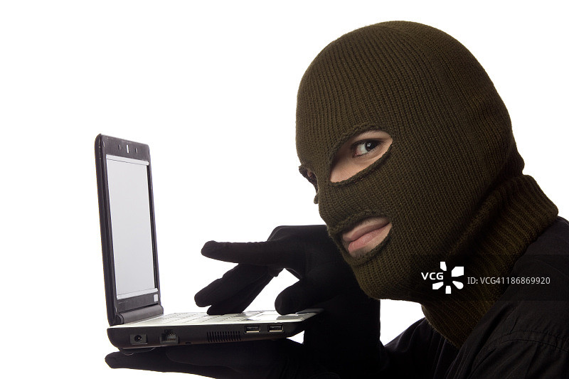 戴着滑雪面罩，装扮成电脑黑客的年轻男人图片素材
