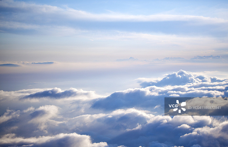 晴朗天空中的云景鸟瞰图图片素材