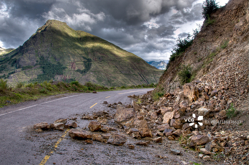 风暴期间道路上被岩石滑坡损坏图片素材
