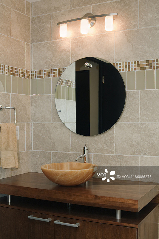 带梳妆镜的现代瓷砖浴室内饰、水槽、橱柜和照明图片素材