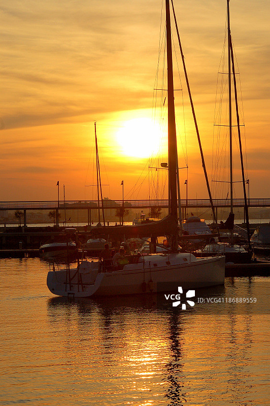 卡托利卡港口的夏日日落图片素材