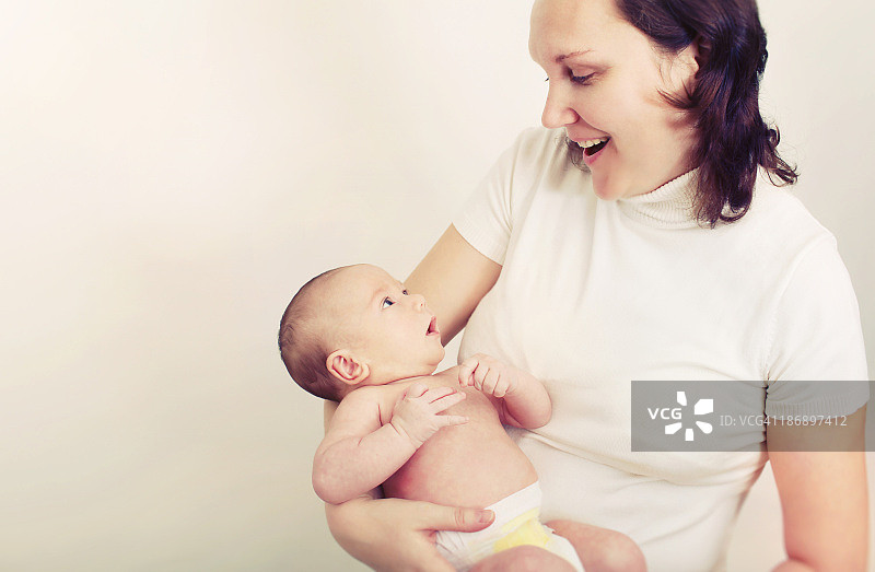 刚出生的儿子在母亲的手中赤身图片素材