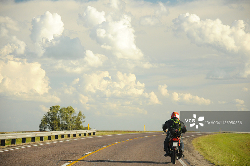 乡村风景中的摩托车骑手图片素材