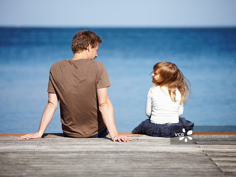 与父亲分享梦想图片素材