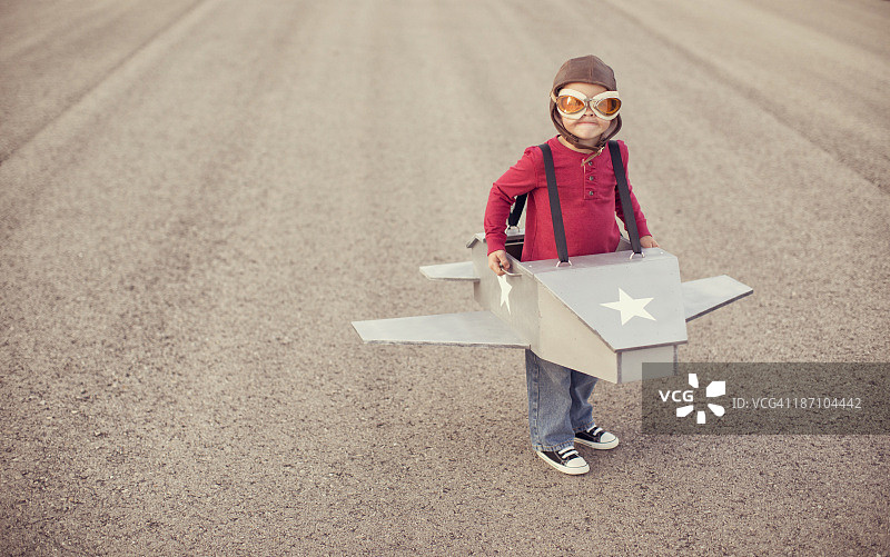 放飞纸板飞机的男孩图片素材