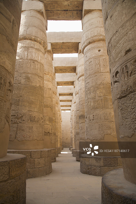 尼罗河畔卢克索东岸卡纳克神庙的巨大柱子图片素材
