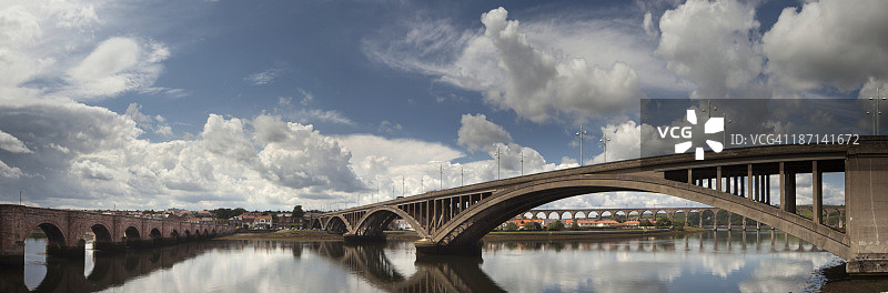 倒映着云彩的许多桥梁图片素材