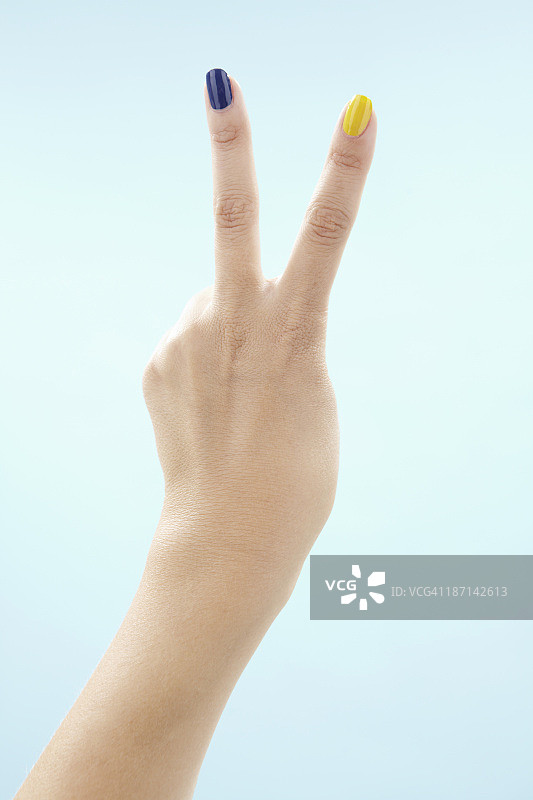 女人手势做出胜利的标志图片素材