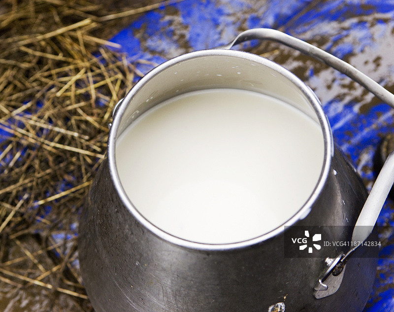 生牛奶壶特写图片素材