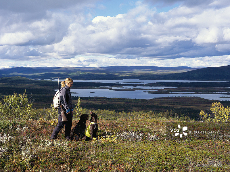 猎人和狗，瑞典拉普兰基律纳图片素材