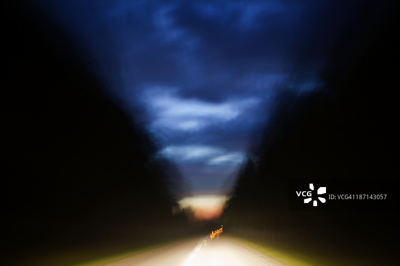 夜晚乡村道路的模糊移动图片素材