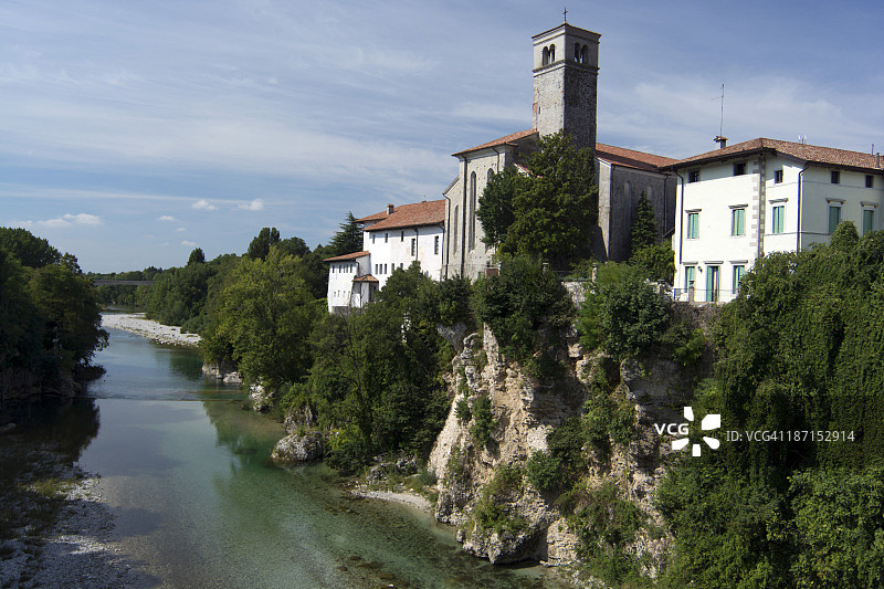 流经奇维达莱·德尔夫留利的纳迪索内河图片素材