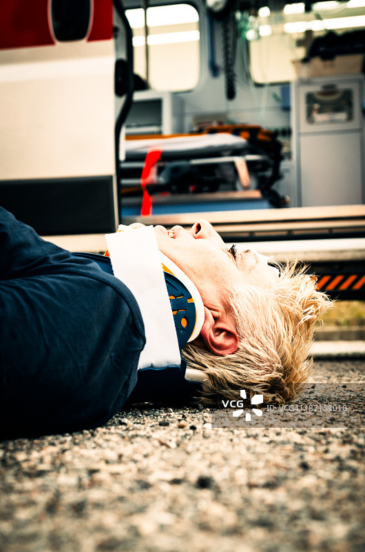 车祸后躺在救护车前的女人图片素材