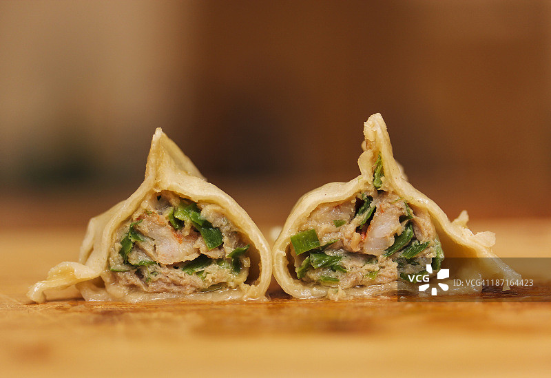 自制饺子：猪肉、虾仁和韭菜图片素材