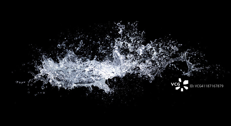 黑色背景上的半空水花图片素材
