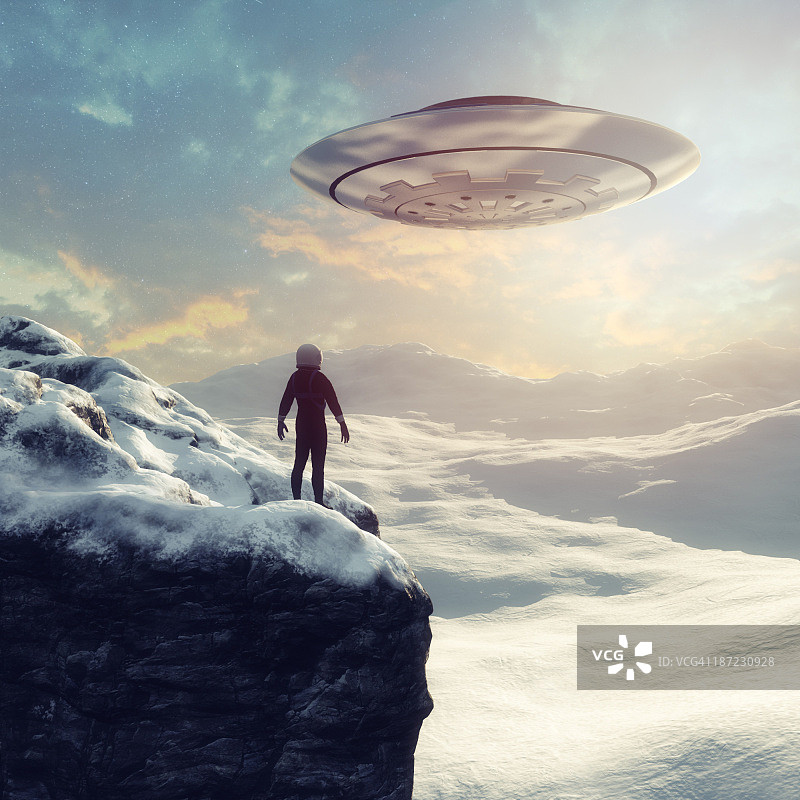 在遥远星球上发现不明飞行物的宇航员图片素材