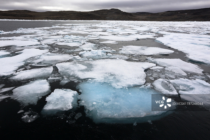 贝洛特海峡的漂浮冰山图片素材