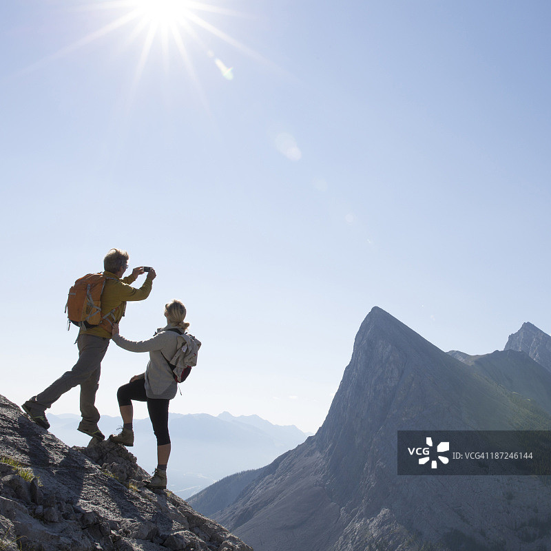 情侣用智能手机拍照图片素材
