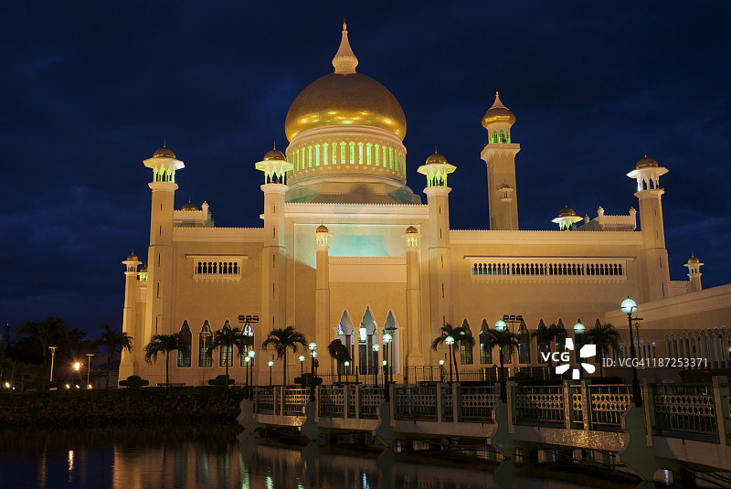 夜幕下的奥马尔·阿里·赛义夫丁清真寺图片素材