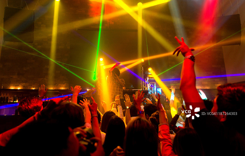 音乐会现场的人们图片素材