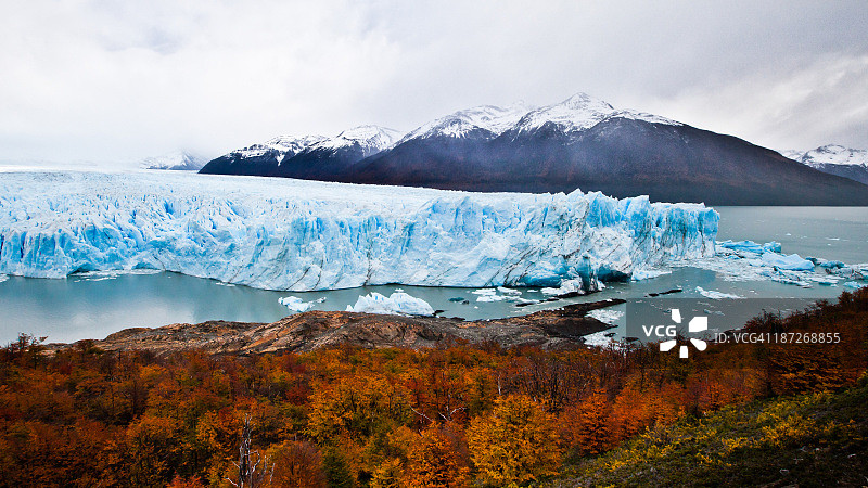 佩里托·莫雷诺巴塔哥尼亚的秋色图片素材