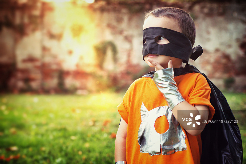 思考正确方案的小小超级英雄图片素材