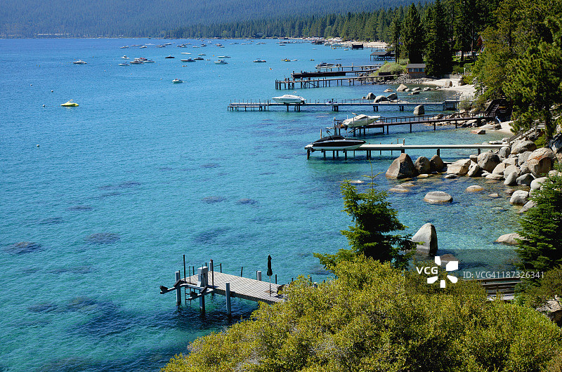 海湾中的船坞和系泊船只图片素材