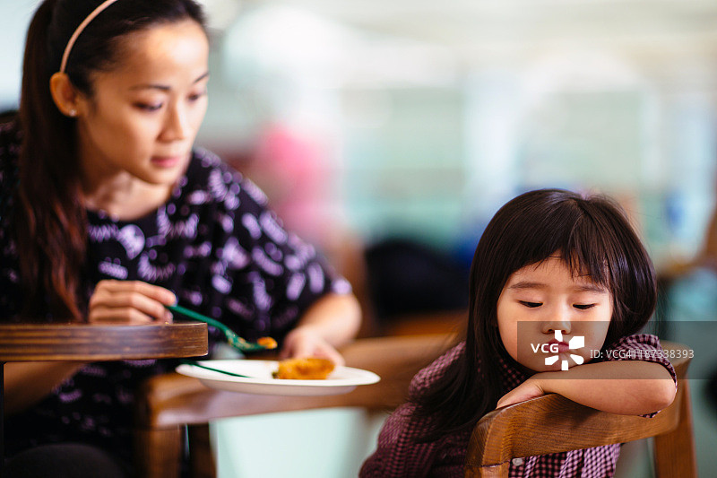 幼儿女孩转过头拒绝吃东西图片素材