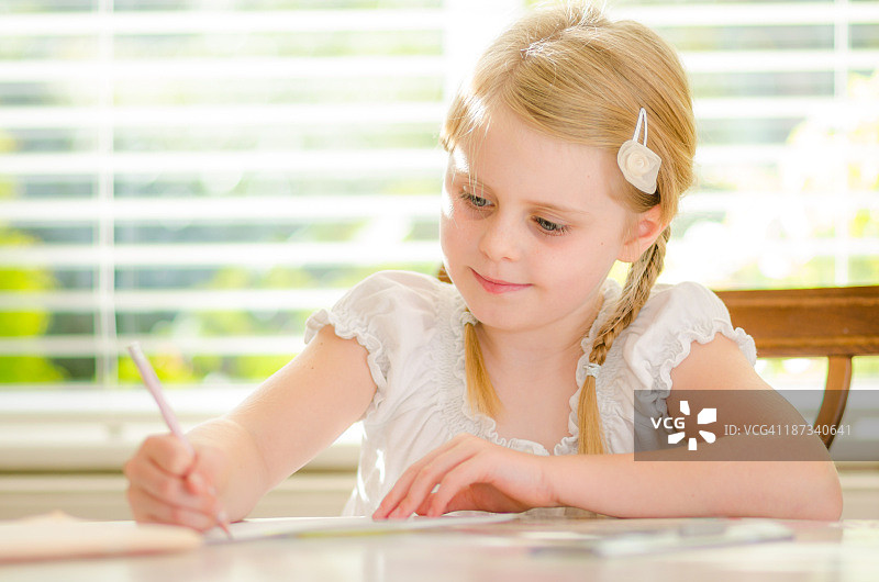 小女孩在做作业图片素材