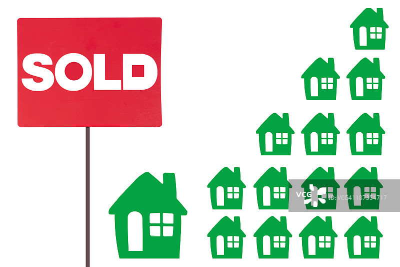 已售出标志和15个微型绿色房屋模型图片素材