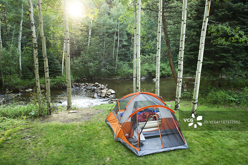 日出时河边的带睡袋的帐篷图片素材