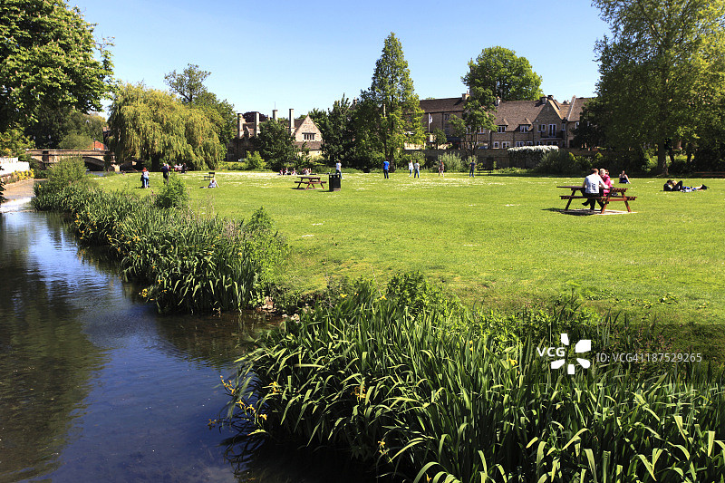 斯坦福草地与教堂图片素材