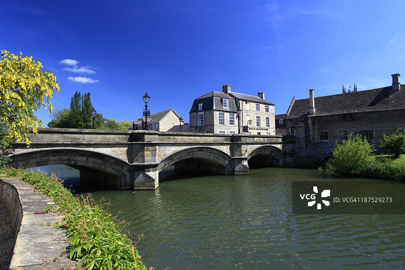 韦兰河畔斯坦福草甸的石桥图片素材