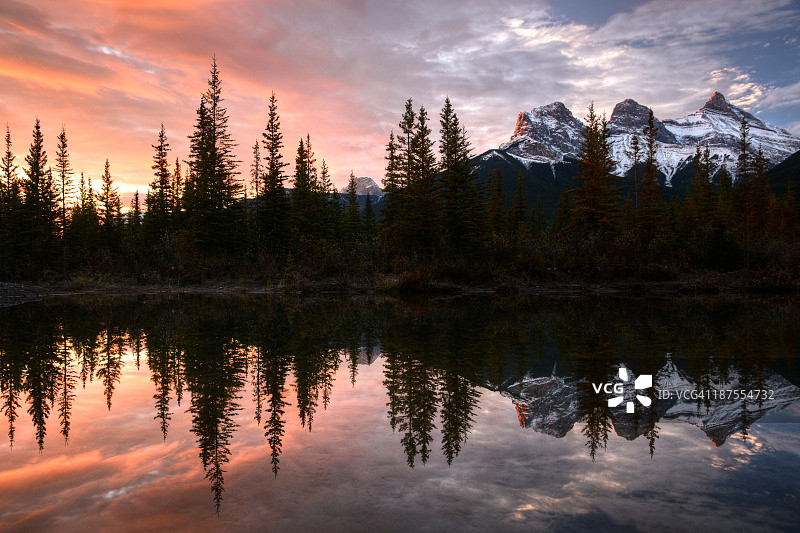 三姐妹峰日出图片素材