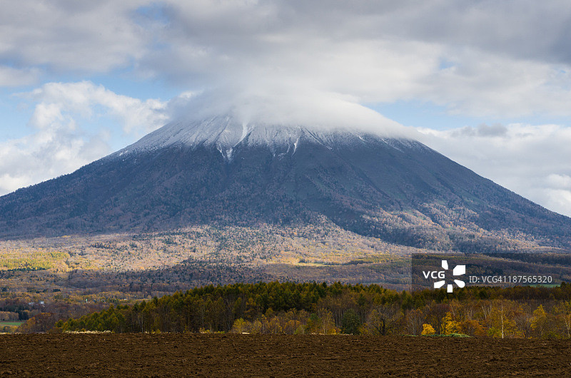 有少量积雪的羊蹄山图片素材