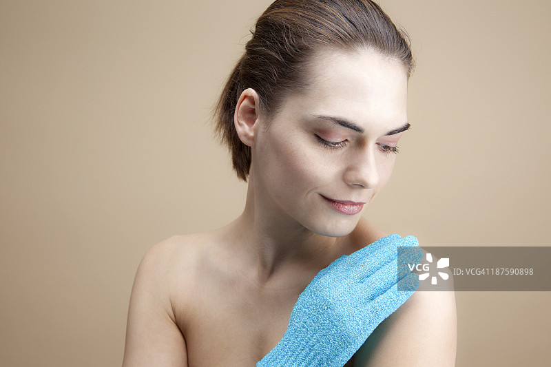 正在按摩肩部的宁静女人图片素材