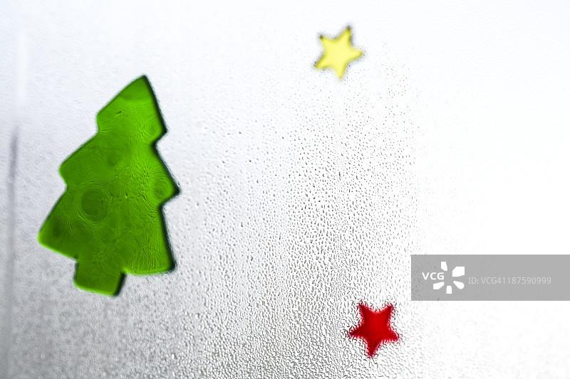 窗户上的圣诞节贴花，有冷凝水特写图片素材