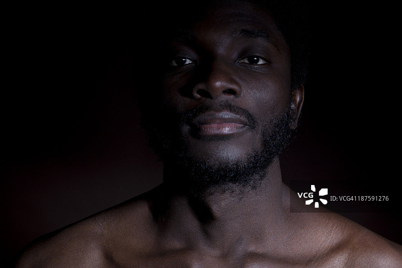 嘴唇穿孔的年轻男人直视镜头图片素材