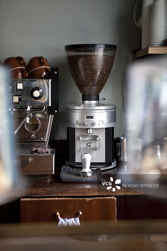 咖啡店里的咖啡豆研磨机和意式咖啡机图片素材
