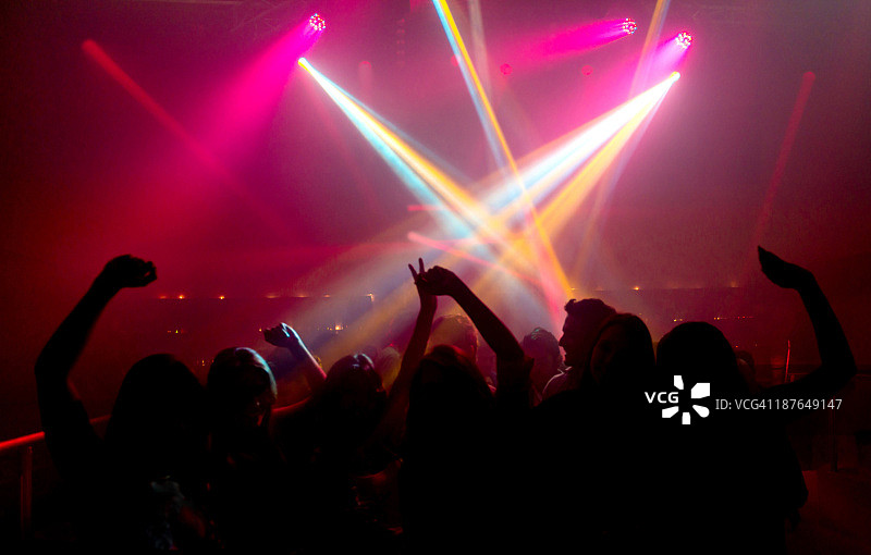 在俱乐部狂欢的人群图片素材